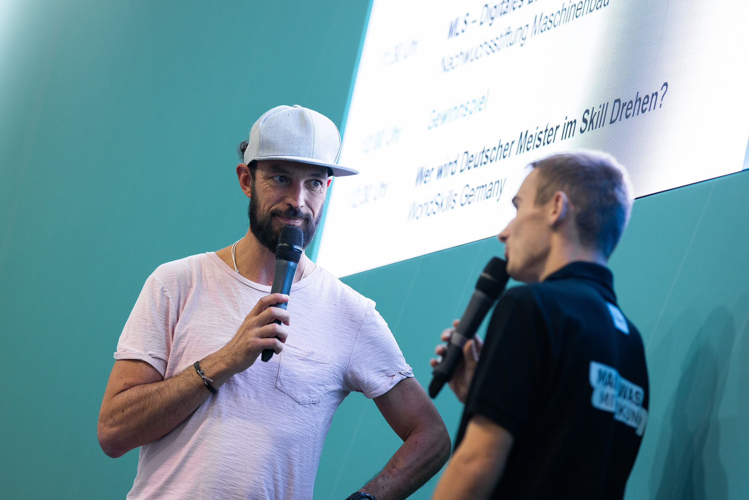 Sonderschau Bildung 2025 mit Moderator und Speaker auf der Bühne im Interview