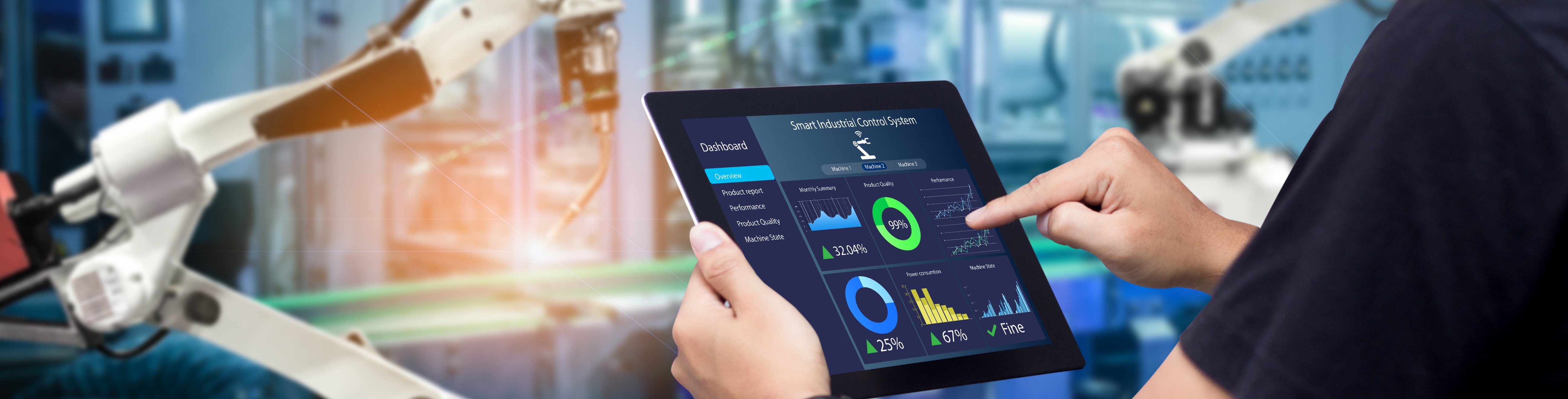 Tablet mit Smart-Industrial-Dashboard vor Roboterarmen – Visual zum Digitalen Zwilling in der Produktion