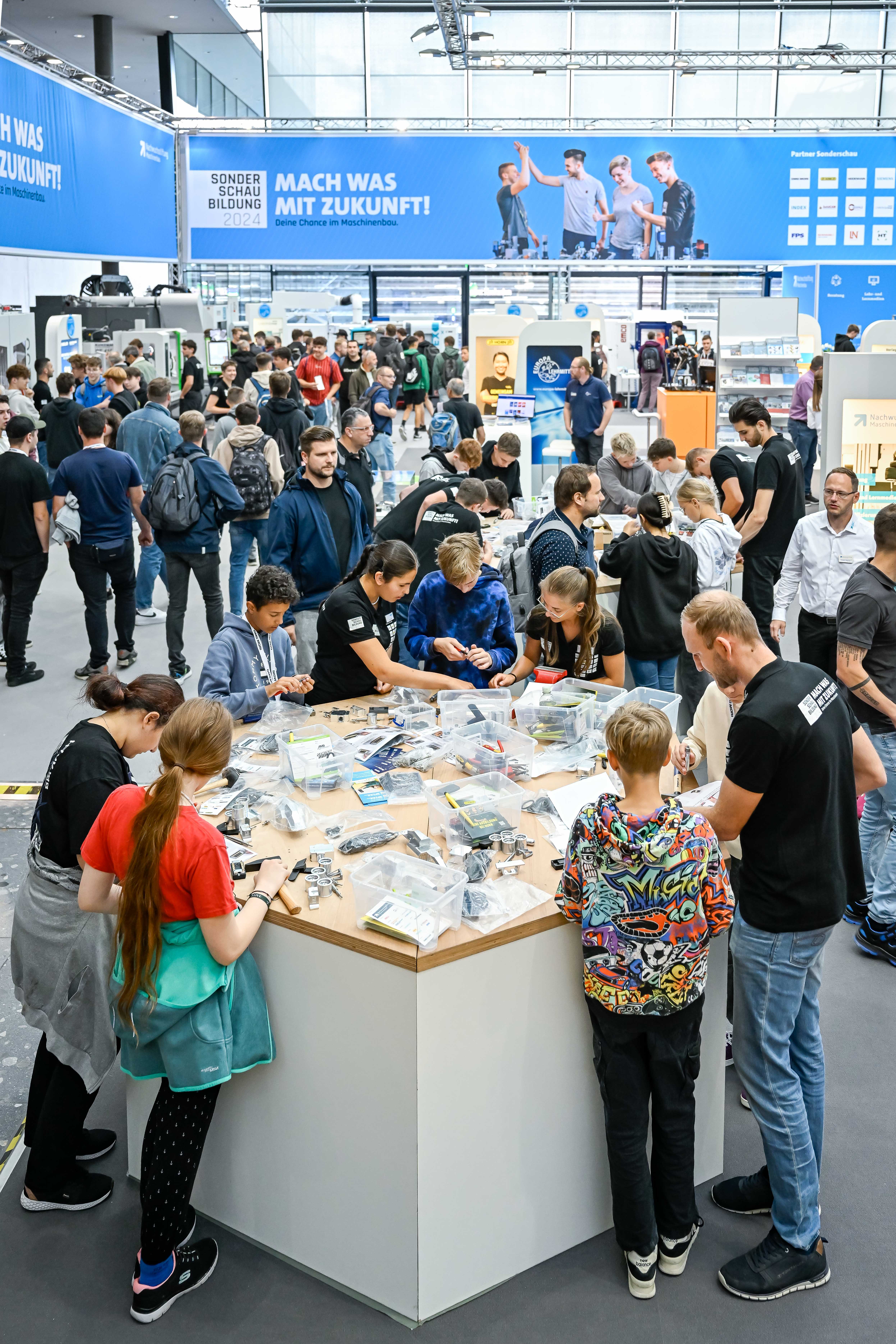 Schülerinnen und Schüler bei Mitmachaktion auf der Sonderschau Bildung 2025 auf der EMO Hannover