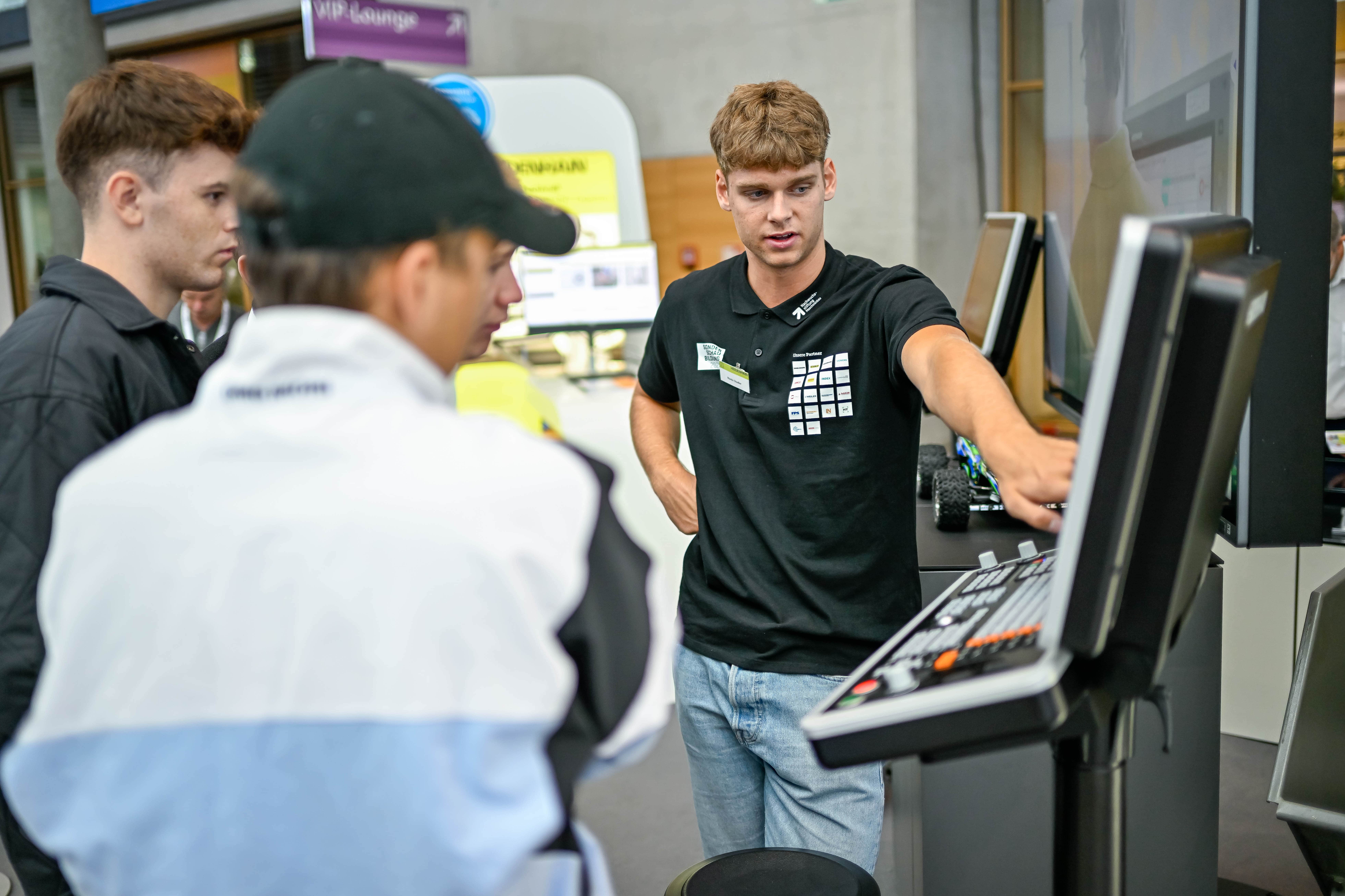 Live-Erlebnis auf der Sonderschau Bildung: Auszubildende zeigen Schülerinnen und Schülern, wie moderne CNC-Steuerungen wie die von Heidenhain funktionieren.