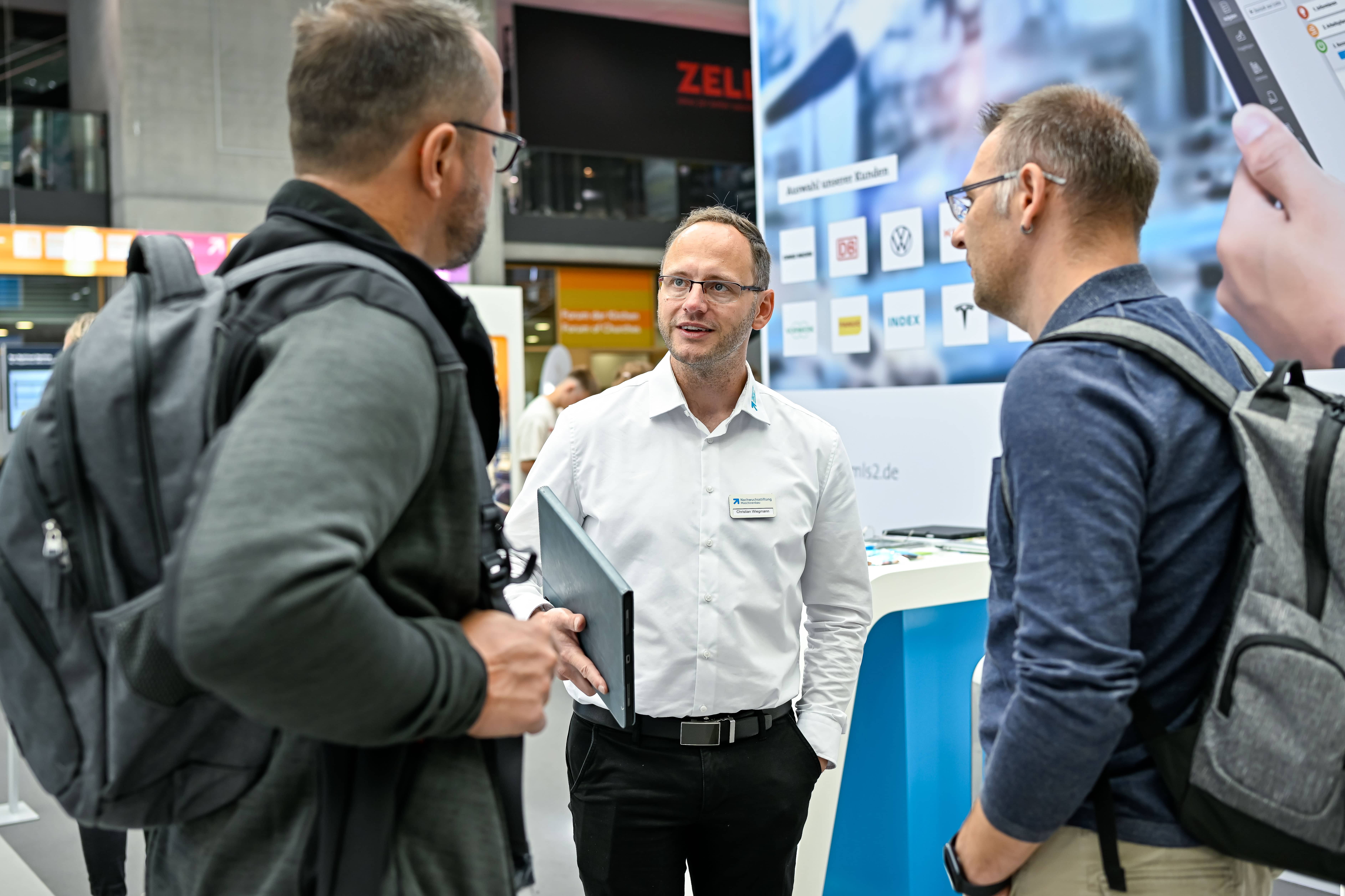 Ausbildungsverantwortlicher im Gespräch über digitale Lernplattformen auf der Sonderschau Bildung 2025
