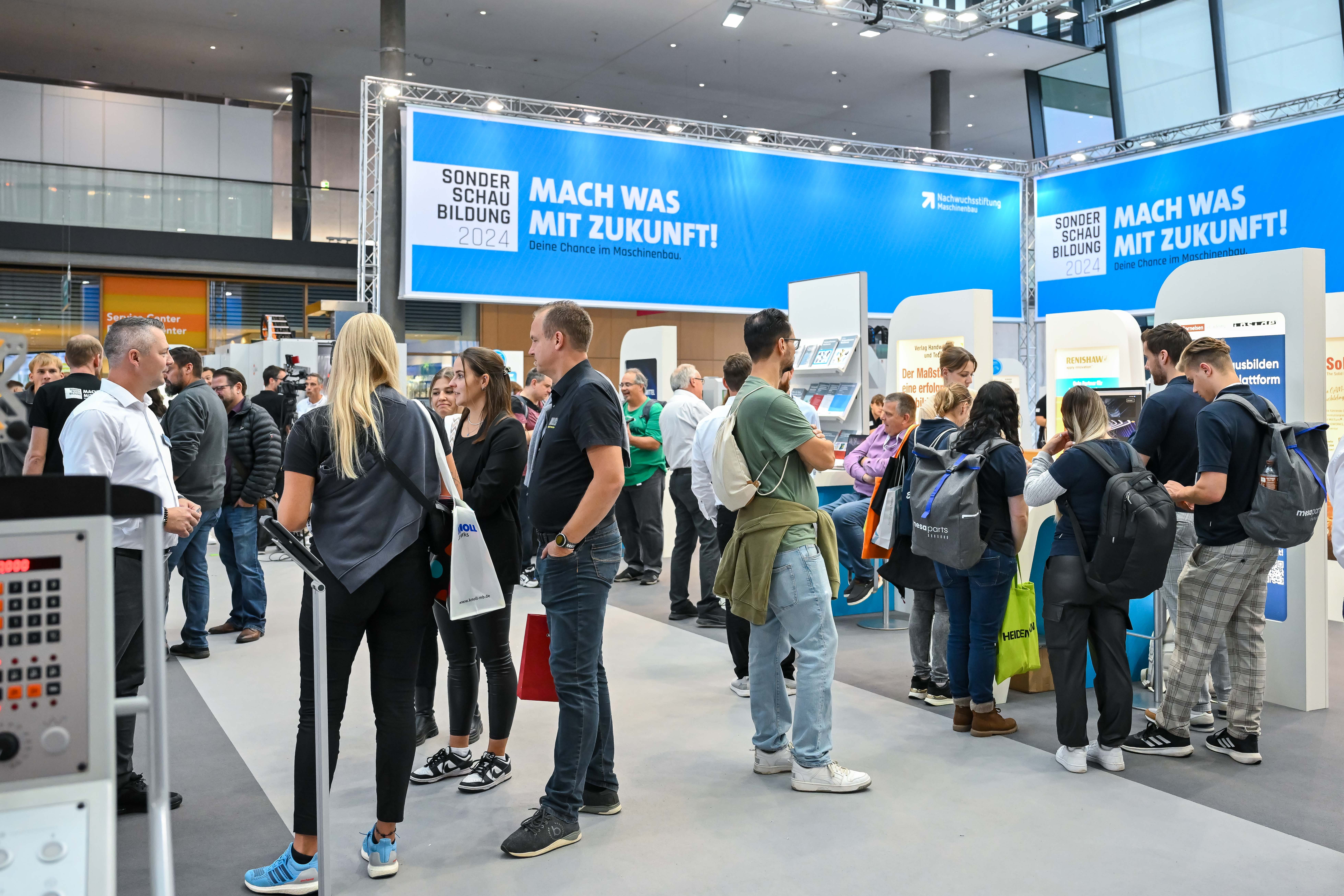 Fachbesucher:innen im Gespräch an den Themenständen der Sonderschau Bildung 2025 – Austausch über Ausbildung, Technologien und Lernmedien