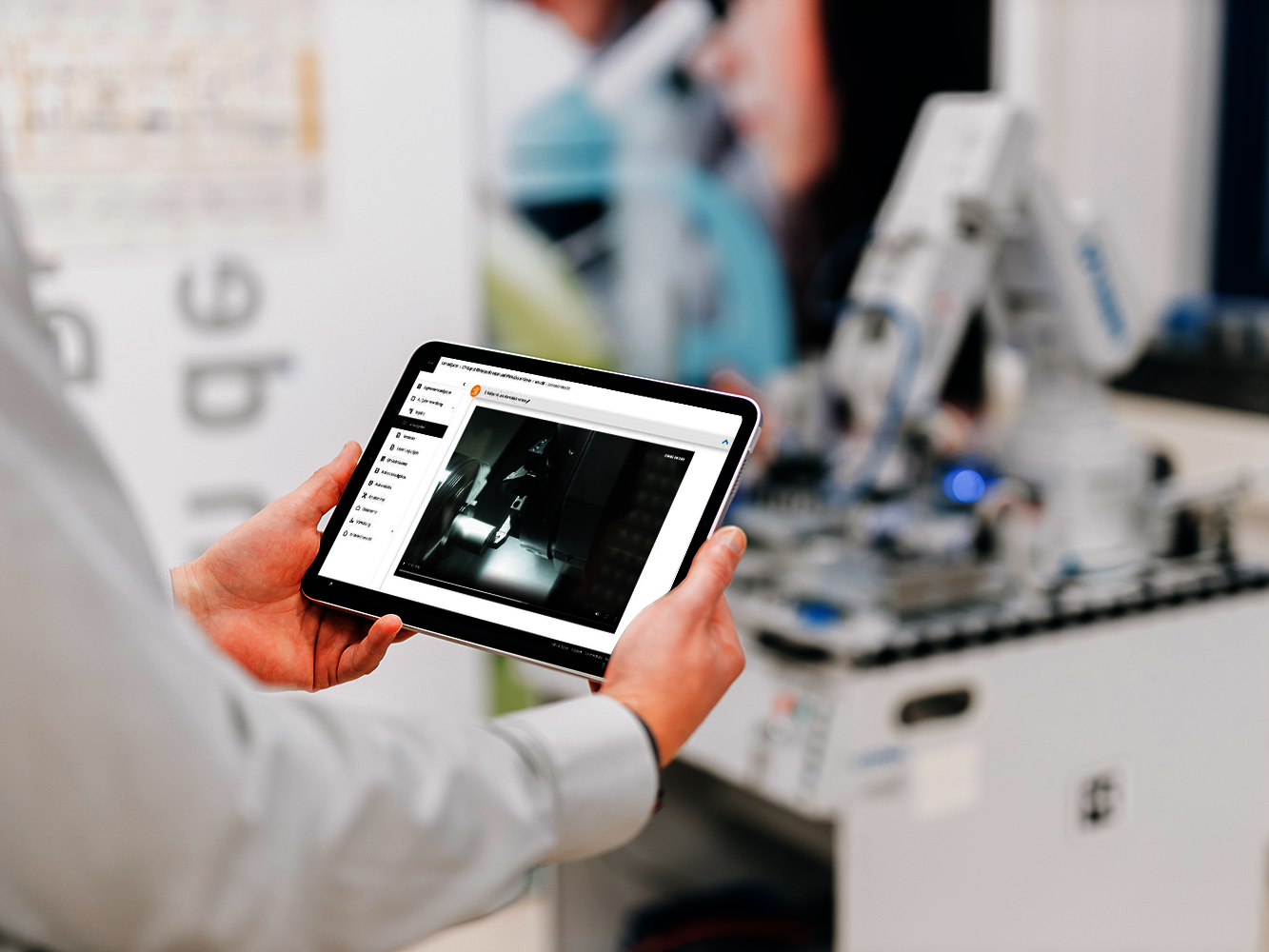 Auszubildender nutzt die digitale Lernplattform MLS mit dem hybriden CNC-Training von DMG MORI zur Vorbereitung auf die Maschinenpraxis.