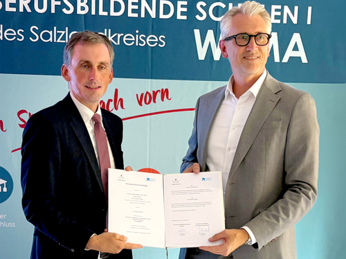 Der unterzeichnete Kooperationsvertrag mit Jan Riedel, minister für Bildung und Andre Wilms, Geschäftsführer der Nachwuchsstiftung Maschinenbau wird von beiden an jeder Seite gehalten und in die KAmera gezeigt