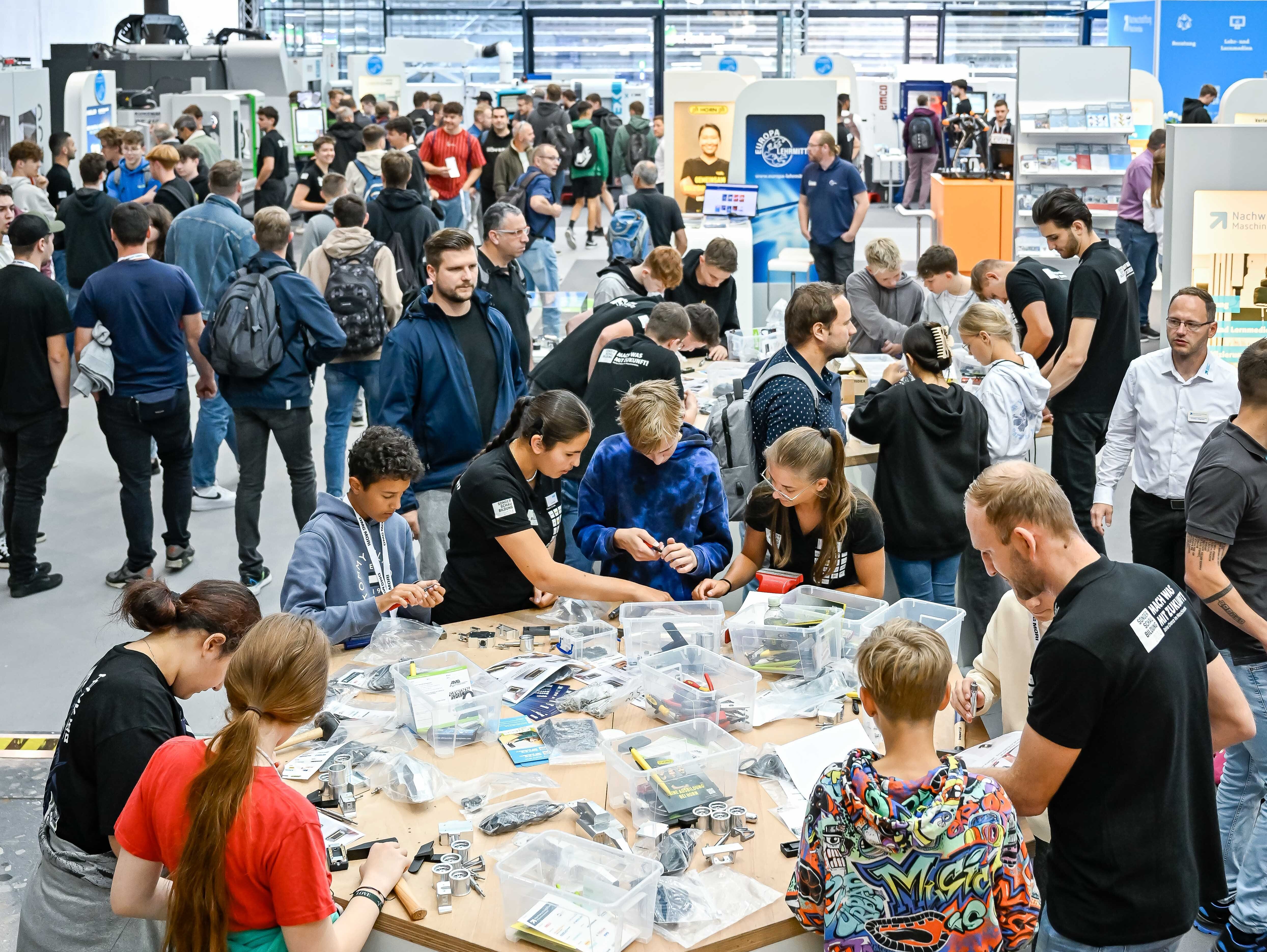 Schülerinnen und Schüler bei Mitmachaktion auf der Sonderschau Bildung 2025 auf der EMO Hannover