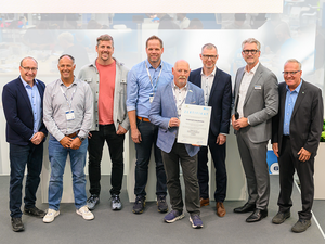 Feierliche Zertifikatsübergabe auf der AMB Stuttgart 2026 (v. l. n. r.): Armin Hochstatter (Auditorenteam), Björn Philipp (Bereichsleiter, Hohentwiel Gewerbeschule Singen), Pascal Noppenberger (Technischer Oberlehrer, Hohentwiel Gewerbeschule Singen), Florian Buschle (Technischer Oberlehrer, Hohentwiel Gewerbeschule Singen), Stefan Fehrenbach (Schulleiter, Hohentwiel Gewerbeschule Singen), Martin Sabelhaus (Kultusministerium Baden-Württemberg), André Wilms (Geschäftsführer, Nachwuchsstiftung Maschinenbau) und Tilo Seltmann (Auditorenteam).
