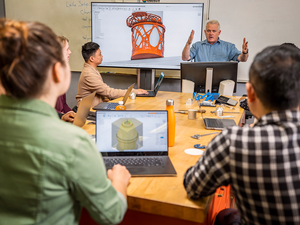 Teilnehmende bei einem Autodesk Fusion CAD- und CAM-Training mit digitalen 3D-Modellen