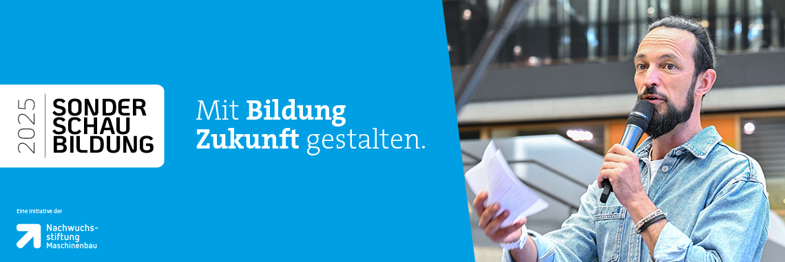 Headerbild der Sonderschau Bildung 2025 mit Moderator auf der Bühne und Claim: Mit Bildung Zukunft gestalten.